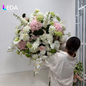 ดอกไม้ประดิษฐ์ LEDA รุ่น New Trend สีขาวเขียวผสมผสาน ทำจากผ้าไหม สำหรับตกแต่งงานแต่งงาน จัดเป็นลูกบอลดอกไม้ หรือเป็นของตกแต่งกลางโต๊ะสำหรับงานอีเว้นท์ต่างๆ - Product Image 1