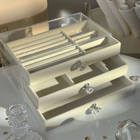 Coffre de présentation de boîte à bijoux en plastique acrylique avec plateaux à compartiments gris Vitrine transparente pour colliers et boucles d'oreilles