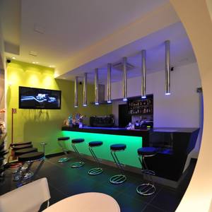 Comptoir de bar au design luxueux pour club privé Comptoir de café à whisky en marbre noir - Product Image 1