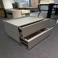 Table de chevet moderne minimaliste à 2 tiroirs, couleur blanc crème, avec bord de table surélevé