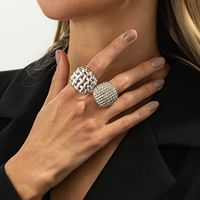 Collier en chaîne métallique abordable et tendance avec pendentifs croix pour femme - Vente en gros de bijoux