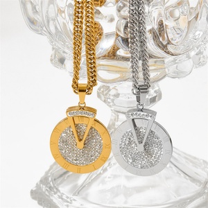 Collar con Colgante Redondo de Acero Inoxidable Chapado en Oro con Números Romanos y Zirconia, Diseño de Reloj Giratorio Triangular Estilo HipHop - Product Image 1