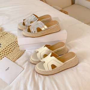 Sandales compensées d'été pour femmes à plateforme, bout ouvert et design ajouré, idéales pour la plage décontractée et les activités quotidiennes en extérieur - Product Image 1