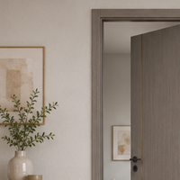 Porte intérieure en WPC résistant aux termites avec motifs gravés CNC et garniture décorative en acier inoxydable antirouille pour la maison