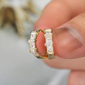 Anello in Oro con Diamanti Taglio Baguette Colore G Oro Giallo Naturale Stile Classico Gioielli da Donna per Uso Quotidiano - Product Image 3