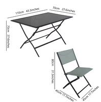 Table pliante en verre avec 4 chaises pliantes assorties, pratique à utiliser et peu encombrante