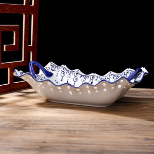 Ciotola Vintage per Frutta in Ceramica Blu e Bianca con Doppio Manico, Design in Rilievo, Decorazione Antica - Product Image 4