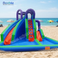Toboggan aquatique gonflable pour jardin avec piscine à jets d'eau et échelle d'escalade pour événements estivaux pour enfants