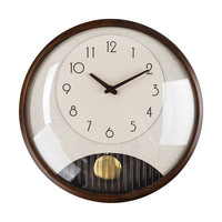 Jam dinding pendulum kayu desain modern sederhana dengan penutup rotan khusus, cocok untuk hadiah.