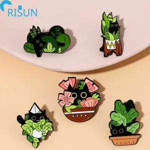 Venta al por mayor de alfileres esmaltados Kawaii de dibujos animados insignia de planta en maceta logotipo personalizado lindo gato negro insignia plantas esmalte broche de solapa en Stock