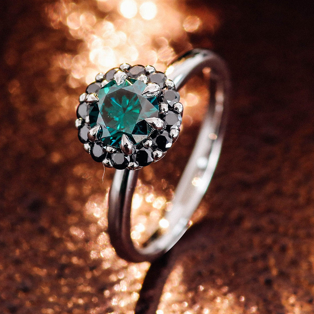 Anillo de oro de 10 quilates con moissanita y diamantes.