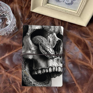 Cuaderno A6 con colgante decorativo Regalo de incorporación perfecto para nuevos empleados para darles la bienvenida con calavera y serpiente en espiral Printe - Product Image 1