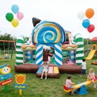 Structure gonflable combinée toboggan et aire de jeux pour enfants sur le thème du pain d'épices Candy Land, multicolore, en PVC de qualité commerciale