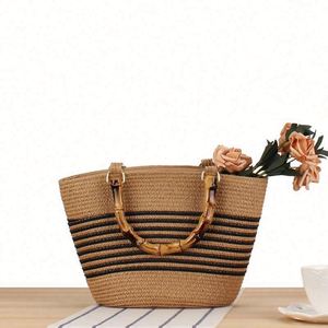 Bolso de mano de paja tejida con asa de bambú y rayas de colores contrastantes para mujer, ideal para el verano y la playa, venta al por mayor. - Product Image 1
