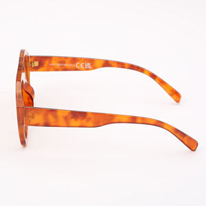 แว่นกันแดดพลาสติก OEM มาใหม่พร้อมกรอบป้องกัน UV400สี PANTone - Product Image 3