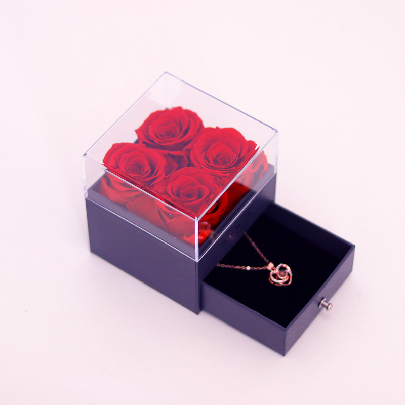 Boîte à bijoux avec 4 fleurs rouge sans collier
