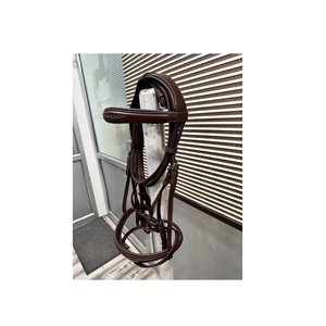 Brida de equitación de cuero importado de alta calidad, soporte esencial para piernas para carreras de caballos - Product Image 1