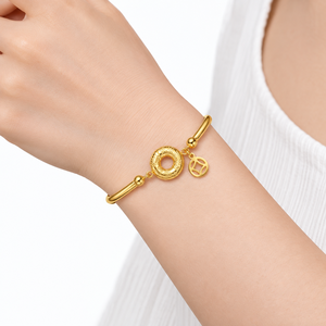 Bracelet jonc pour femme en acier inoxydable doré, design tube incurvé avec breloques gravées en forme de donut et de pièce de monnaie, réglable 12+5 cm - Product Image 5