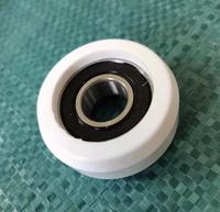 Roue à rouleaux en nylon en plastique usiné CNC OEM avec roulement à billes et circlip