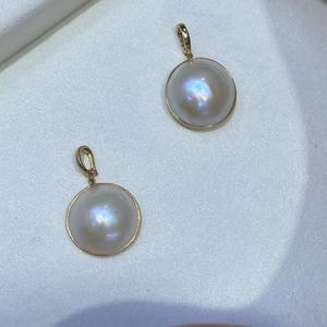 Mabei World - Colgante de Perla Mabe de Oro de 18K, Redondo, Blanco, con Engaste de Bisel, Clásico, Unisex, para Uso Diario - Product Image 1