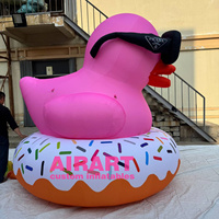 Anneau de natation de ballon de canard rose de nouvelle forme, mascotte gonflable de canard d'anneau de natation pour la décoration extérieure de fête d'été