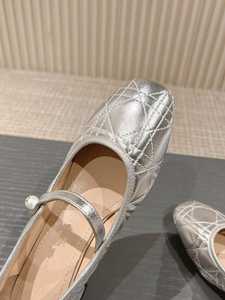 Chaussures plates Mary Jane matelassées argentées pour femmes, à bout carré et talon bas, confortables, en cuir, pour soirée et bureau - Product Image 4