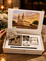 Boîte cadeau rigide blanche personnalisée pour mariage, avec impression aquarelle église sur couvercle, plusieurs compartiments, insert en velours et fermoir métallique doré, type boîte à rabat