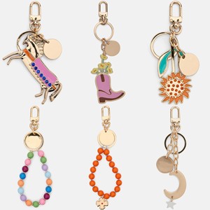 Venta al por mayor de acero inoxidable Golg plateado llavero bolsa accesorio colgante flor Luna bota colgante acrílico cuentas de colores bolsa encanto - Product Image 1