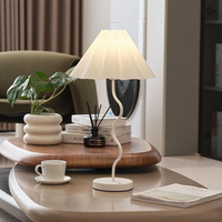 Lampe de table en tissu plissé de style nordique, lampe de chevet moderne à tige ondulée, abat-jour en lin E26, lampe de bureau décorative pour la chambre à coucher, décoration de la maison