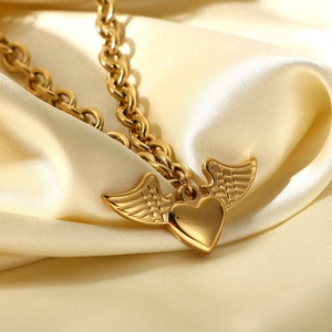 สร้อยคอปีกนางฟ้าสแตนเลสชุบทองสำหรับผู้หญิง - Product Image 3