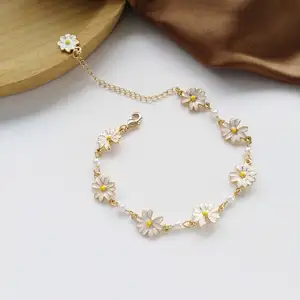 Fashion Sweet White Flowers Bracelets Personality Pearl Metal Minimalist Chrysanthemum Bracelet for Women Jewelry Accessories