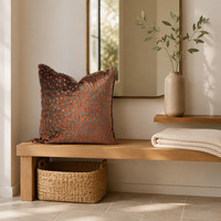 Coussin carré décoratif motif œil de paon, design Karate-Chop Pinch, texture en relief aspect velours, vert rouille, pour canapé