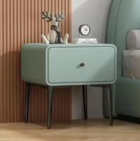 Table de chevet moderne italienne de luxe en bois massif avec cadre en cuir PU, chargeur sans fil intelligent, deux tiroirs, pieds en métal pour chambre à coucher