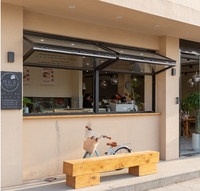 Fenêtre pliante minimaliste en aluminium, verre trempé, panoramique, avec ventilation, pour usage commercial, résidentiel ou patio.