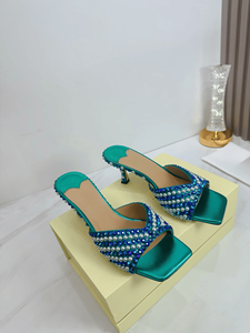 Zapatos Jimmy de Alta Calidad y Moda con Acabado Satinado Metálico, Punta Cuadrada, Tacones Altos Delgados, Fáciles de Poner y Quitar - Product Image 1