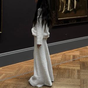 ชุดเซ็ตสองชิ้นสำหรับผู้หญิง เสื้อถักนิตติ้งคอวีแขนยาวแบบหลวมๆ สไตล์ลำลอง เซ็กซี่ นุ่มสบาย พร้อมกระโปรงยาว รับผลิตตามสั่งขายส่ง - Product Image 2