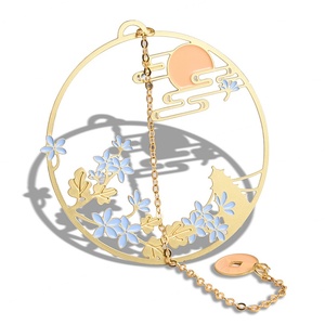 Marcapáginas Metálico Dorado con Diseño Hueco Personalizado por Sublimación, con Colgante, Diseño Único Promocional - Product Image 1