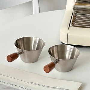 Taza Medidora de Acero Inoxidable para Espresso con Asa de Madera, Boquilla en V de Boca Ancha y Escala Graduada para Bebidas de Barista y Latte - Product Image 3