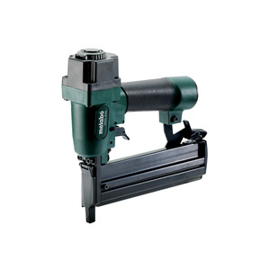 Clavadora y grapadora neumática Metabo DKNG 40/50 para unión de madera y metal - Product Image 1