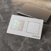 Cartes intelligentes métalliques personnalisables avec fente pour puce NFC brossée circulaire pour les programmes de fidélisation numériques des entreprises