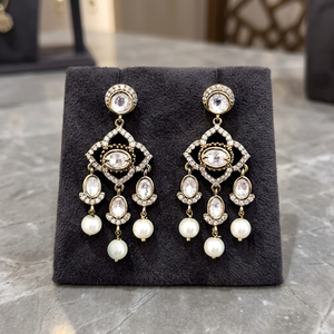 ซื้อต่างหูแบบคลาสสิก Kundan ประดับคริสตัลและเพชรเทียม ดีไซน์ทันสมัย ชุบนิกเกิลและปราศจากสารตะกั่ว สำหรับคนรักแฟชั่น ทางออนไลน์ - Product Image 2