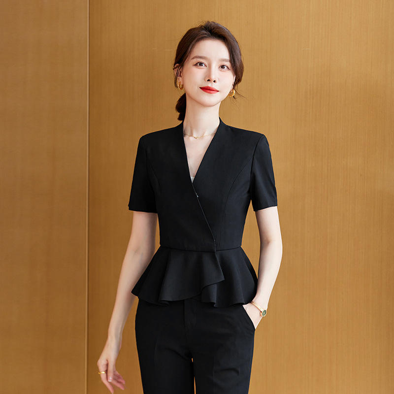 ชุดสูทสีดำหลากสี