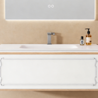 Meuble-lavabo de salle de bain moderne avec design à panneaux plats, vasque suspendue, style inspiré du bien-être, miroir éclairé inclus