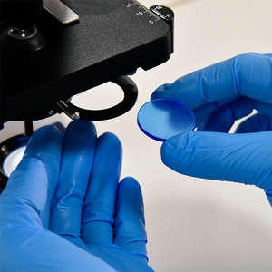 Microscopio biológico SCITEK con cabezal binocular sin compensación, lámpara LED, ocular de campo amplio y mesa mecánica de doble capa para laboratorio. - Product Image 5