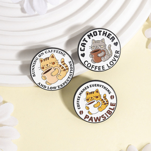 Spilla in smalto Gatto Tabby 'Funziona con Caffeina e Basse Aspettative' con la scritta 'Il Caffè Rende Tutto PAWSible', Gioiello Distintivo - Product Image 2