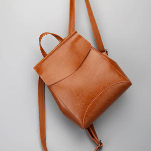 Un bolso de mano de cuero desmontable de gran capacidad con un diseño sencillo y un cierre de cremallera de fácil aplicación. - Product Image 5