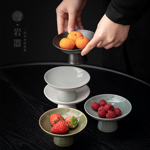 Assiette à fruits rétro en céramique Shangyan sur pied, plat rond en poterie pour thé et collations, style simple, idéal pour les fêtes - Product Image 1
