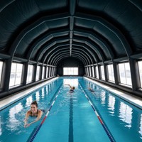 Grande tente publicitaire gonflable en tissu Oxford de 10 à 12 pieds avec fenêtres transparentes pour événements extérieurs et promotion de marque