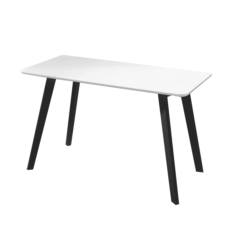 Superficie bianca con gambe nere