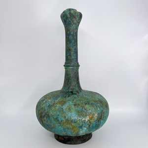 Vaso a bulbo d'aglio in bronzo pratico in metallo per conservare il vino riscaldante che simboleggia lo stato sociale e l'identità - Product Image 1